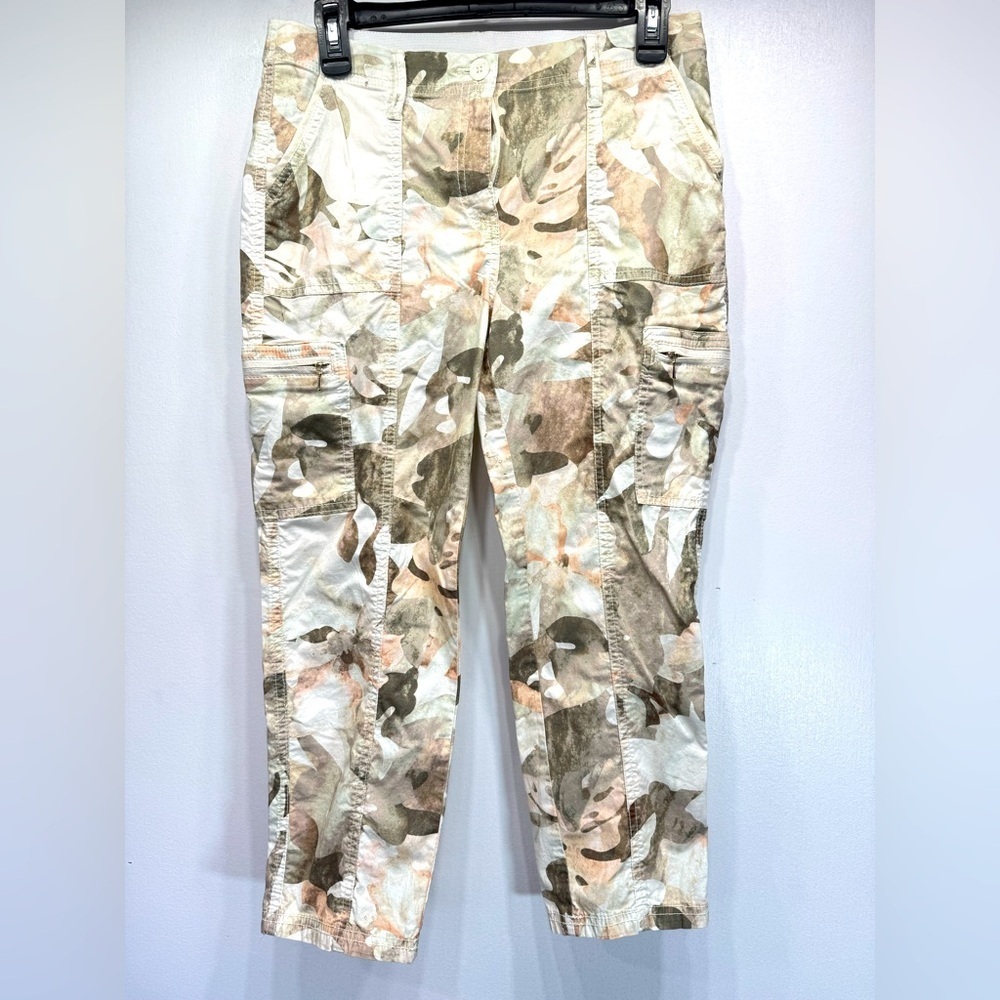 Chico’s Tropical Leaves Camo Cargo Capris Patch Pockets & Zip Thigh Pockets